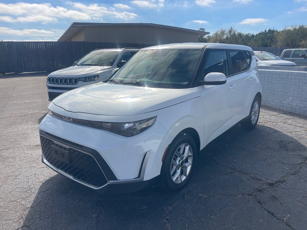 2024 Kia Soul LX's photo